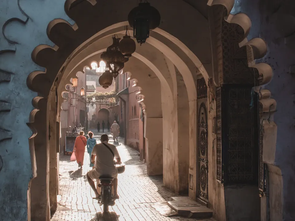 Arche en pierre et lumière dans une architecture marocaine